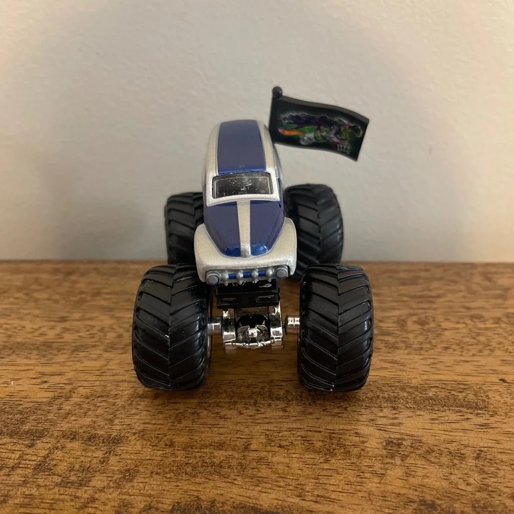 Hot Wheels Boys 1:64 Monster Truck Blue Grave Digger The Legend Flag Diecast